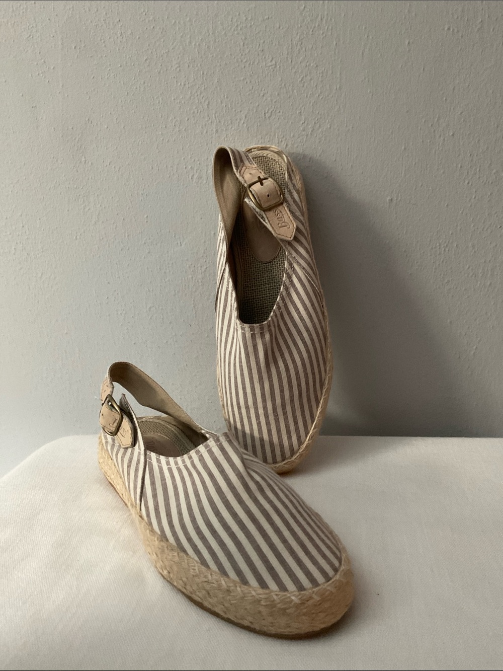 G.H.BASS White & gray striped canvas & leather sling back sandals Sz.8.5